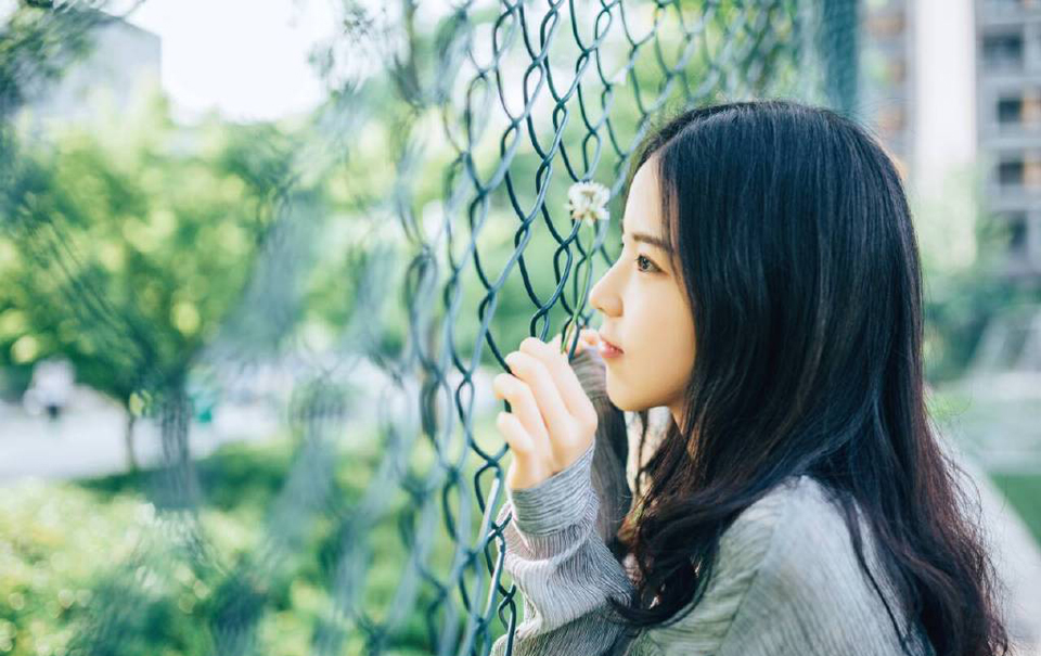严颜闻言不禁大笑起来：“尔等太过胆小，那魏延便是有多余兵马，这一带山陵遍布，如何施展，我只带八千人前去迎战，城中还有万人人马，我走后，尔等好生看管城池，待我凯旋归来。”